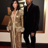 Kim Kardashian y Kanye West en los Grammy 2015