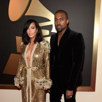 Kim Kardashian y Kanye West en los Grammy 2015