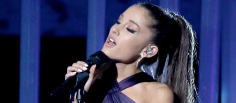 Ariana Grande actúa en los Grammy 2015