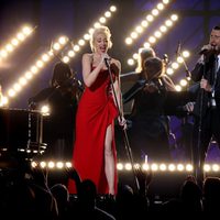 Gwen Stefani y Adam Levine en su actuación de los Grammy 2015