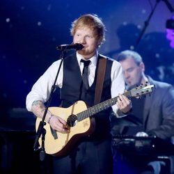 Ed Sheeran en el escenario de los premios Grammy 2015