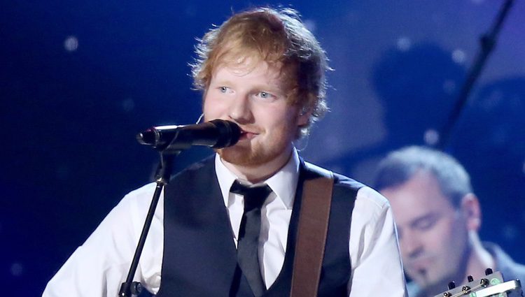 Ed Sheeran en el escenario de los premios Grammy 2015