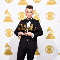 Sam Smith posa con sus premios Grammy 2015