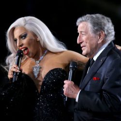 Lady Gaga y Tony Bennett actúan juntos en los Grammy 2015