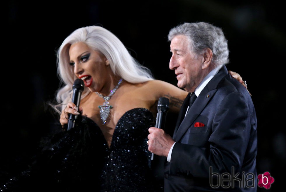 Lady Gaga y Tony Bennett actúan juntos en los Grammy 2015