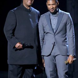 Stevie Wonder y Usher en los premios Grammy 2015