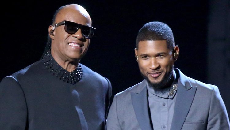 Stevie Wonder y Usher en los premios Grammy 2015