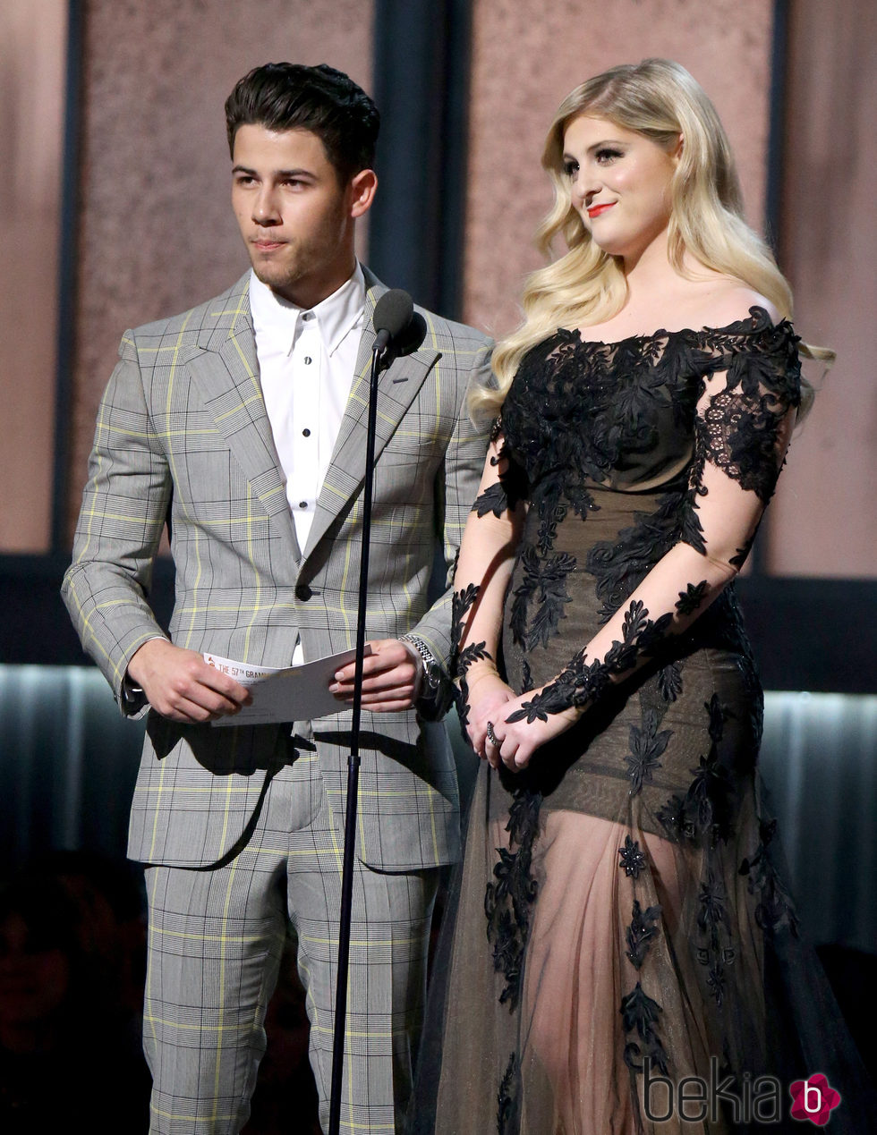 Nick Jonas y Meghan Trainor presentan en los Grammy 2015