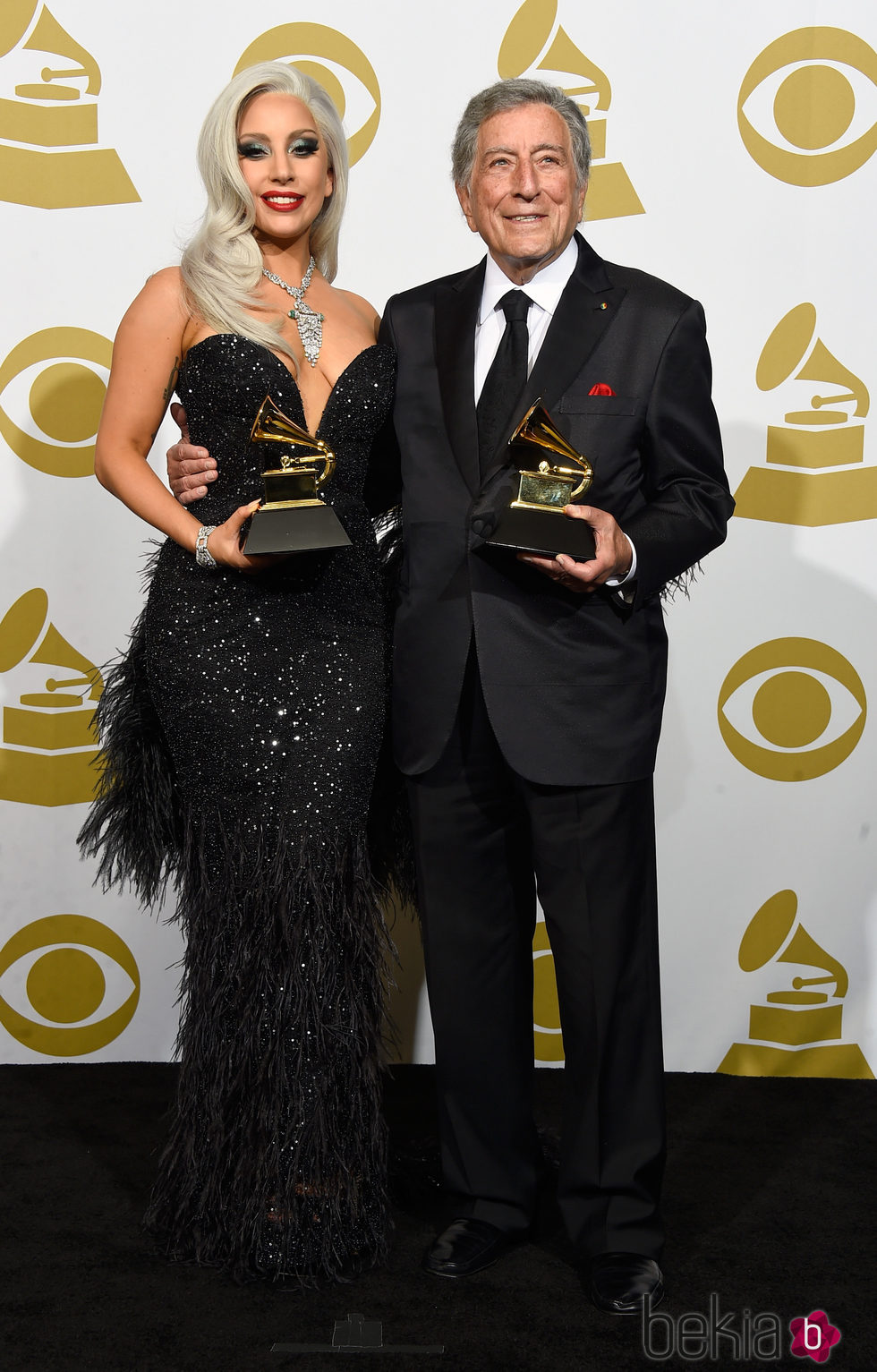 Tony Bennett y Lady Gaga posan con su premio Grammy 2015