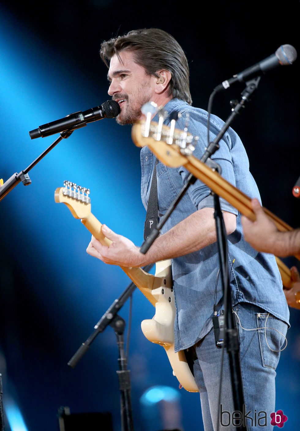 Juanes en su actuación de los Grammy 2015