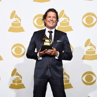 Carlos Vives posa con su premio Grammy 2015 