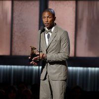 Pharrell Williams recoge un premio en los Grammy 2015