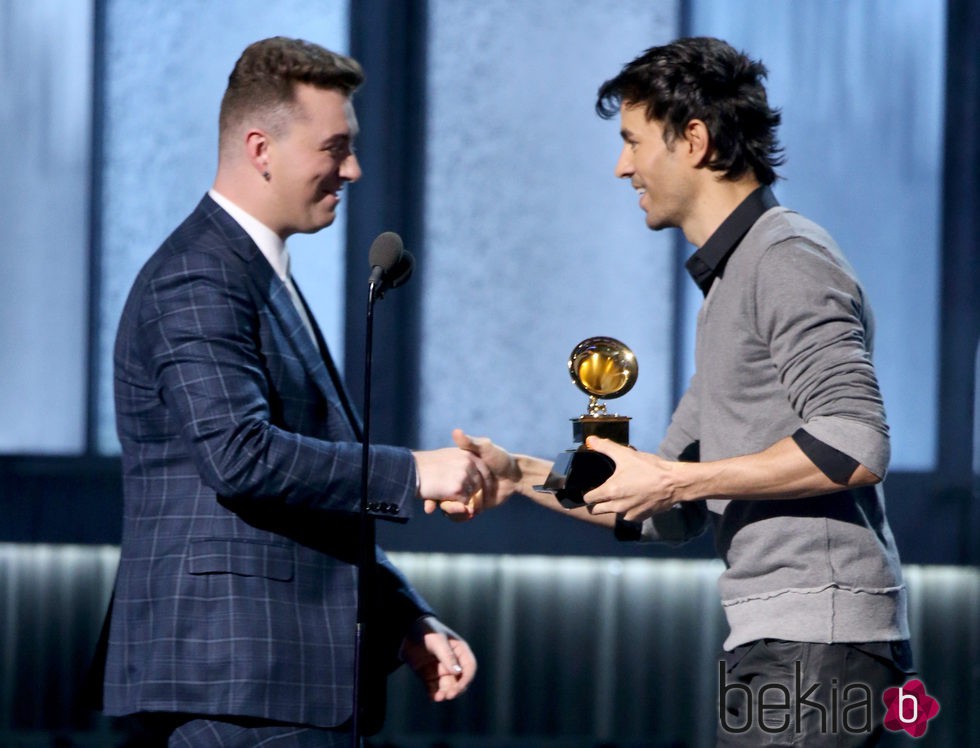 Enrique Iglesias entrega un premio a Sam Smith en los Grammy 2015