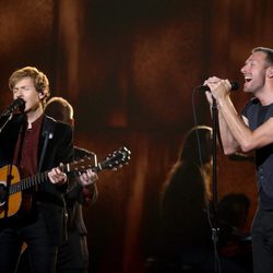 Beck y Chris Martin actúan juntos en los Grammy 2015