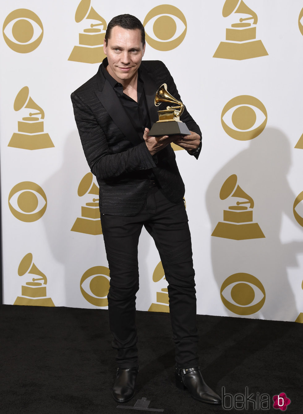 Tiesto posa con su premio Grammy 2015