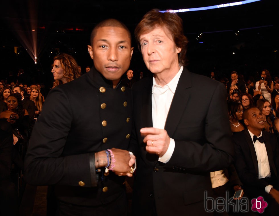 Pharrell Wiilliams y Paul McCartney en los premios Grammy 2015