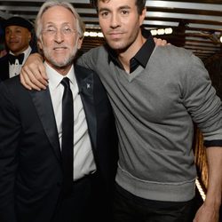 Neil Portnow y Enrique Iglesias en los premios Grammy 2015