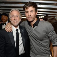 Neil Portnow y Enrique Iglesias en los premios Grammy 2015