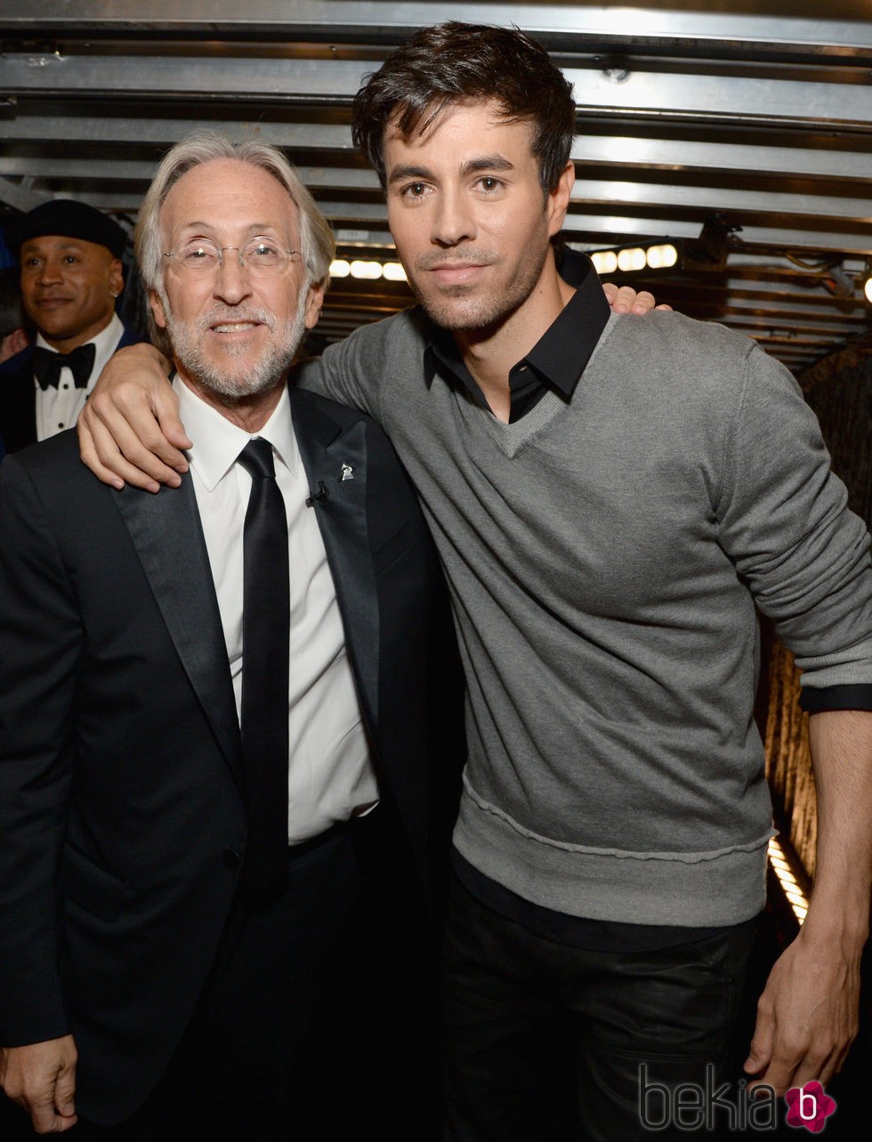 Neil Portnow y Enrique Iglesias en los premios Grammy 2015