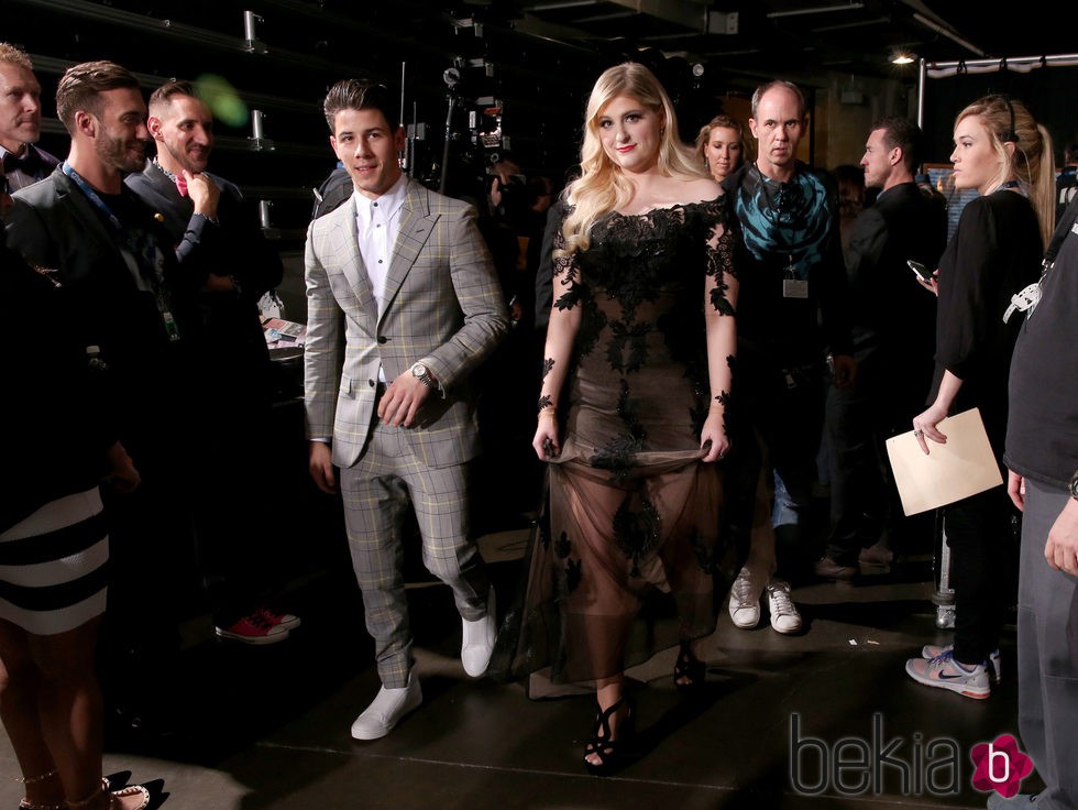 Nick Jonas y Meghan Trainor en los premios Grammy 2015