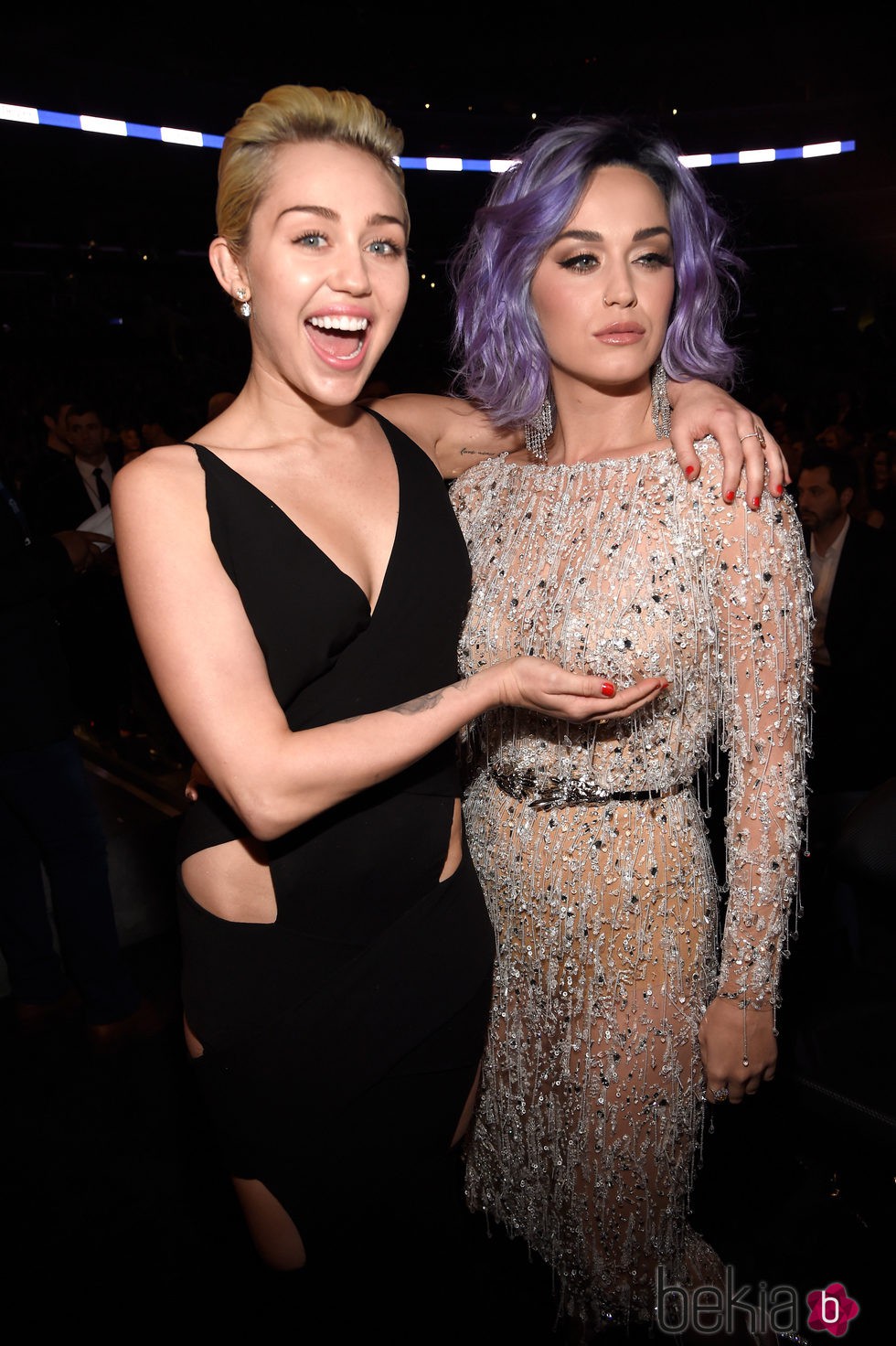 Miley Cyrus y Katy Perry  en los premios Grammy 2015