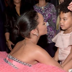  Rihanna saluda a Blue Ivy Carter en los premios Grammy 2015