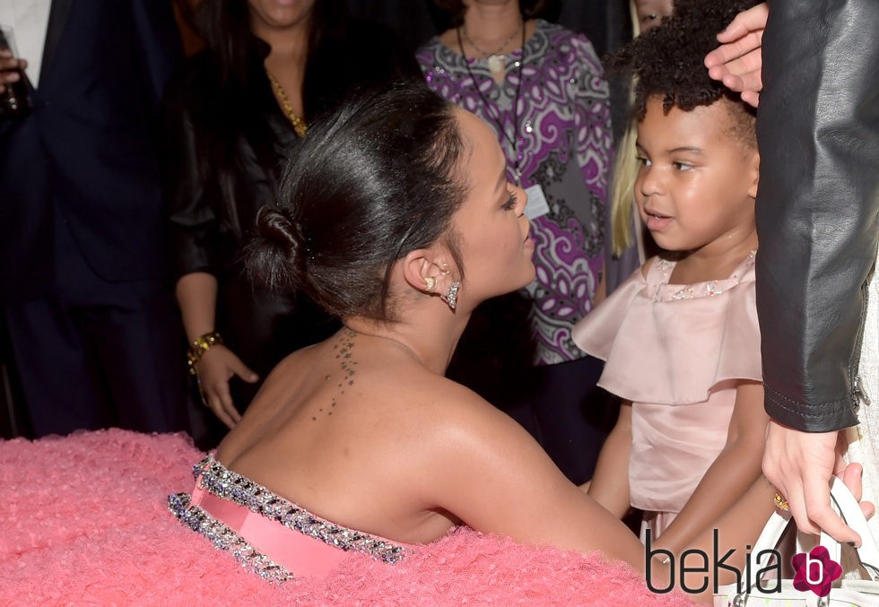  Rihanna saluda a Blue Ivy Carter en los premios Grammy 2015