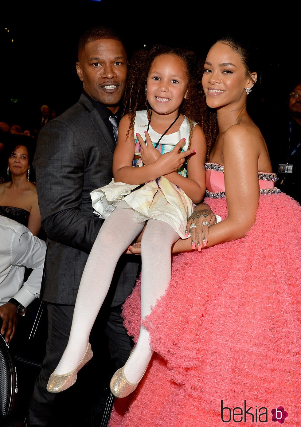 Rihanna con el actor Jamie Foxx y su hija Annalise Bishop en los premios Grammy 2015