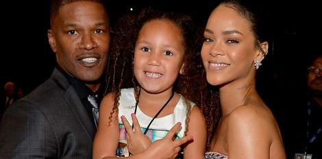 Rihanna con el actor Jamie Foxx y su hija Annalise Bishop en los premios Grammy 2015