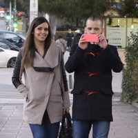 David Muñoz hace una foto a los paparazzi junto a Cristina Pedroche