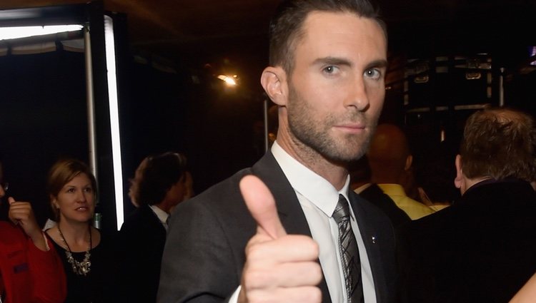 Adam Levine en los premios Grammy 2015