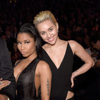 Nicki Minaj y Miley Cyrus en los premios Grammy 2015