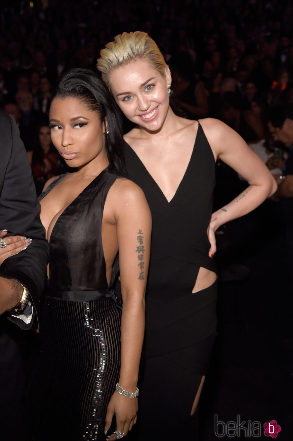 Nicki Minaj y Miley Cyrus en los premios Grammy 2015