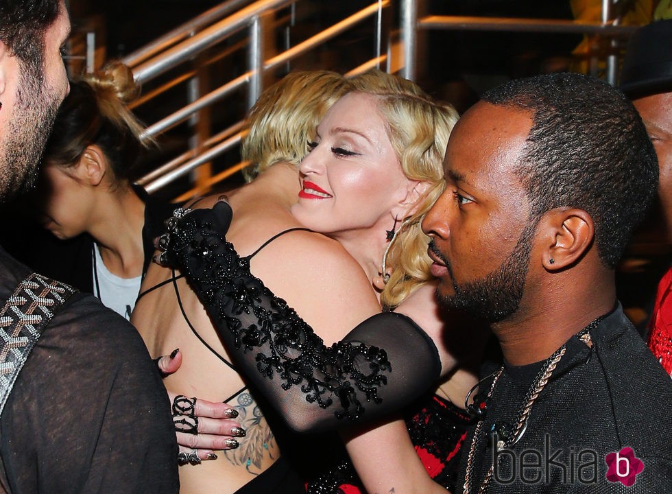 Miley Cyrus y Madonna se abrazan en los premios Grammy 2015