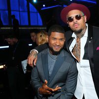 Usher y Chris Brown en los premios Grammy 2015