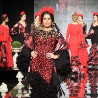 María José Suárez en el desfile de Pilar Vega en el SIMOF 2015