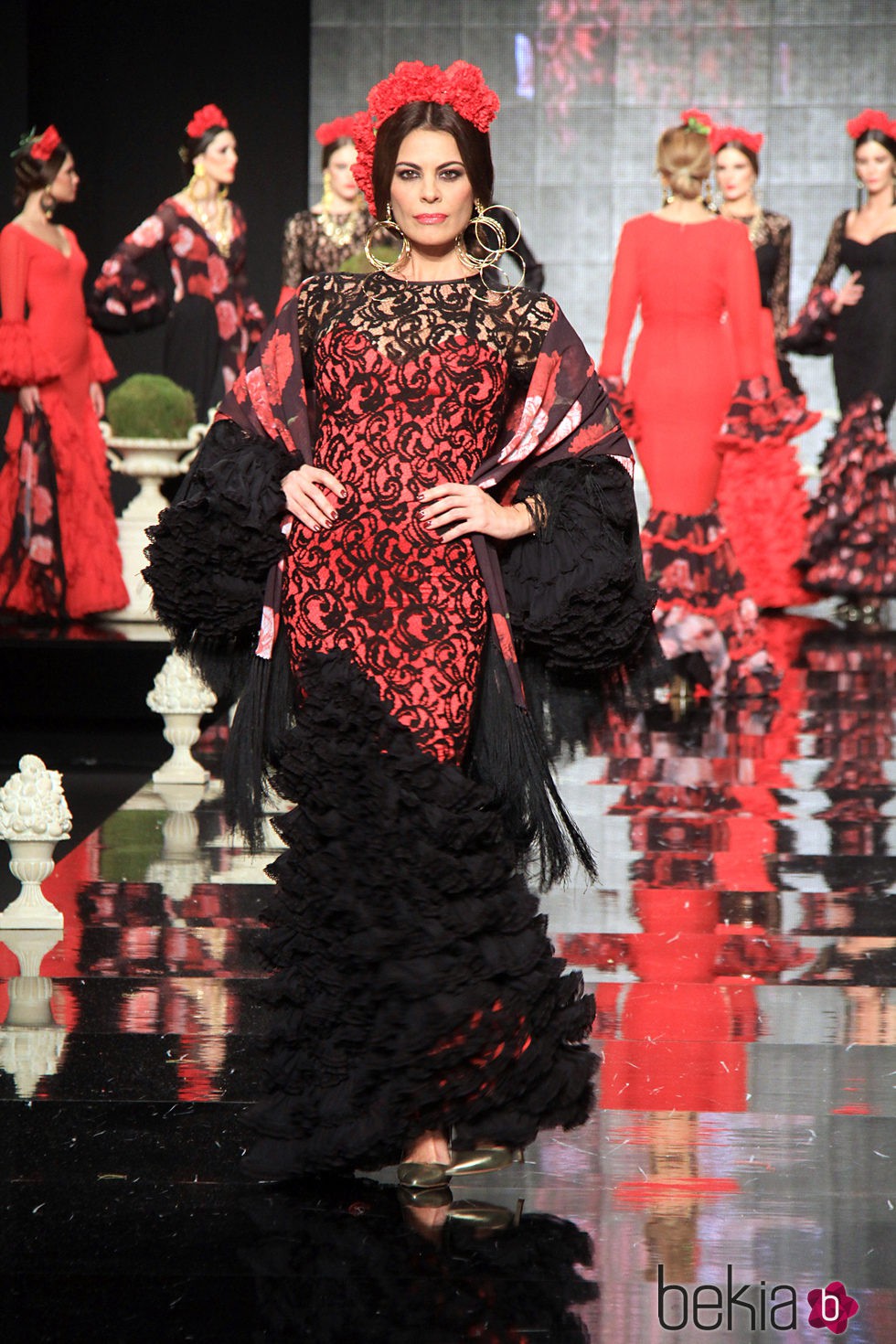 María José Suárez en el desfile de Pilar Vega en el SIMOF 2015