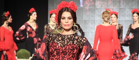 María José Suárez en el desfile de Pilar Vega en el SIMOF 2015