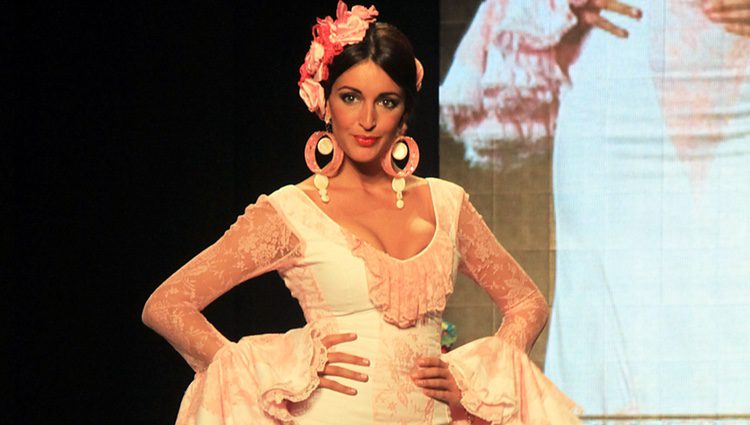 Noelia López en el desfile de Pilar Vega en el SIMOF 2015