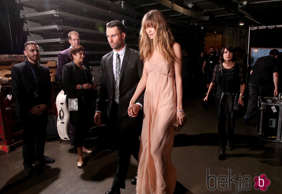 Adam Levine y Behati Prinsloo en los premios Grammy 2015