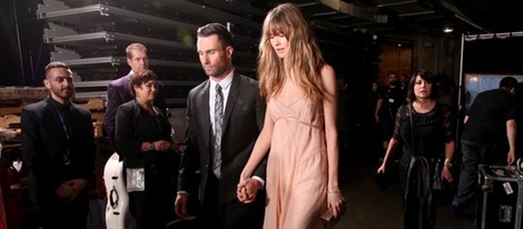 Adam Levine y Behati Prinsloo en los premios Grammy 2015