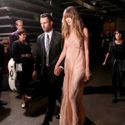 Adam Levine y Behati Prinsloo en los premios Grammy 2015