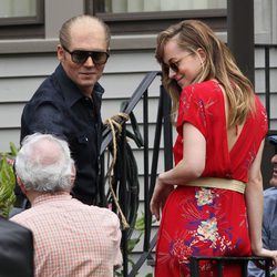 Johnny Depp y Dakota Johnson en el rodaje de 'Black Mass'