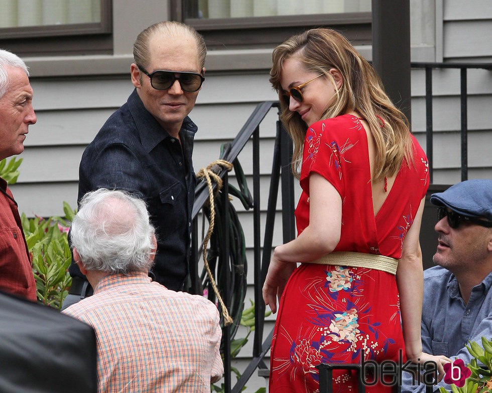 Johnny Depp y Dakota Johnson en el rodaje de 'Black Mass'