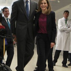 Los Reyes Felipe y Letizia, muy cariñosos en el Hospital de Parapléjicos de Toledo