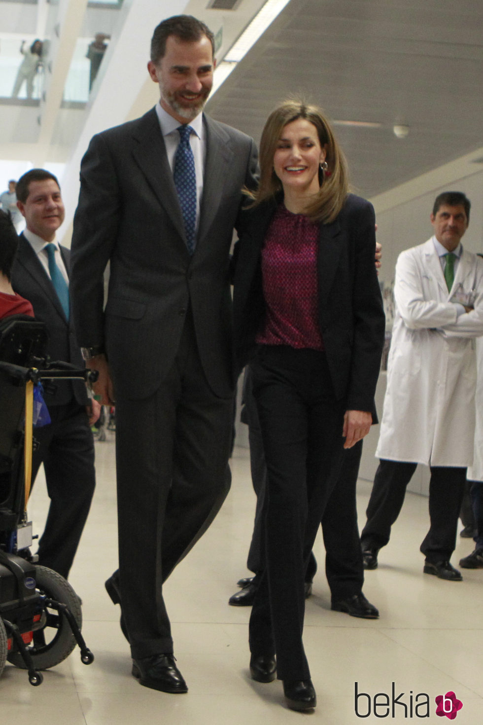 Los Reyes Felipe y Letizia, muy cariñosos en el Hospital de Parapléjicos de Toledo