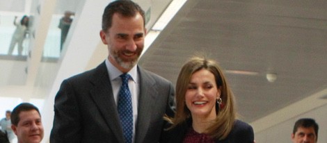 Los Reyes Felipe y Letizia, muy cariñosos en el Hospital de Parapléjicos de Toledo