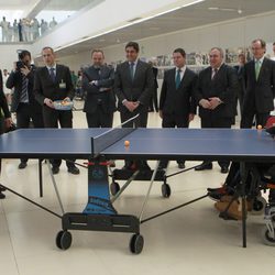 Los Reyes Felipe y Letizia jugando al ping pong en el Hospital de Parapléjicos de Toledo