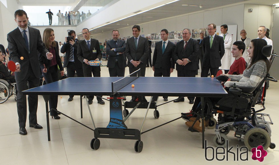 Los Reyes Felipe y Letizia jugando al ping pong en el Hospital de Parapléjicos de Toledo