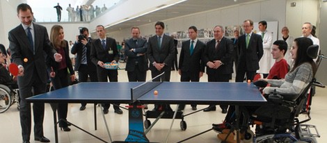 Los Reyes Felipe y Letizia jugando al ping pong en el Hospital de Parapléjicos de Toledo